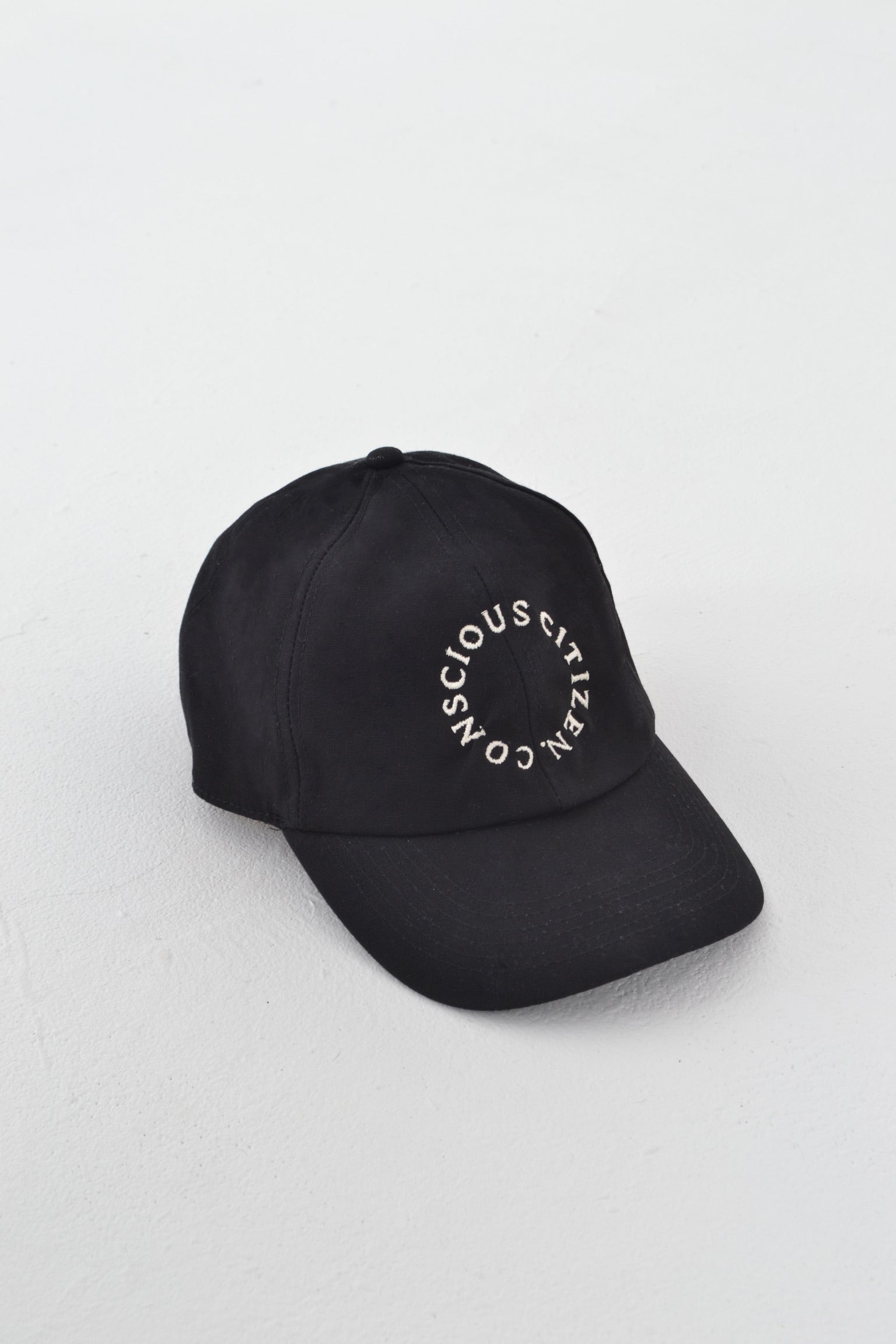 Shield your eyes from the sun with a sustainable cotton cap, featuring a mindful and stylish design